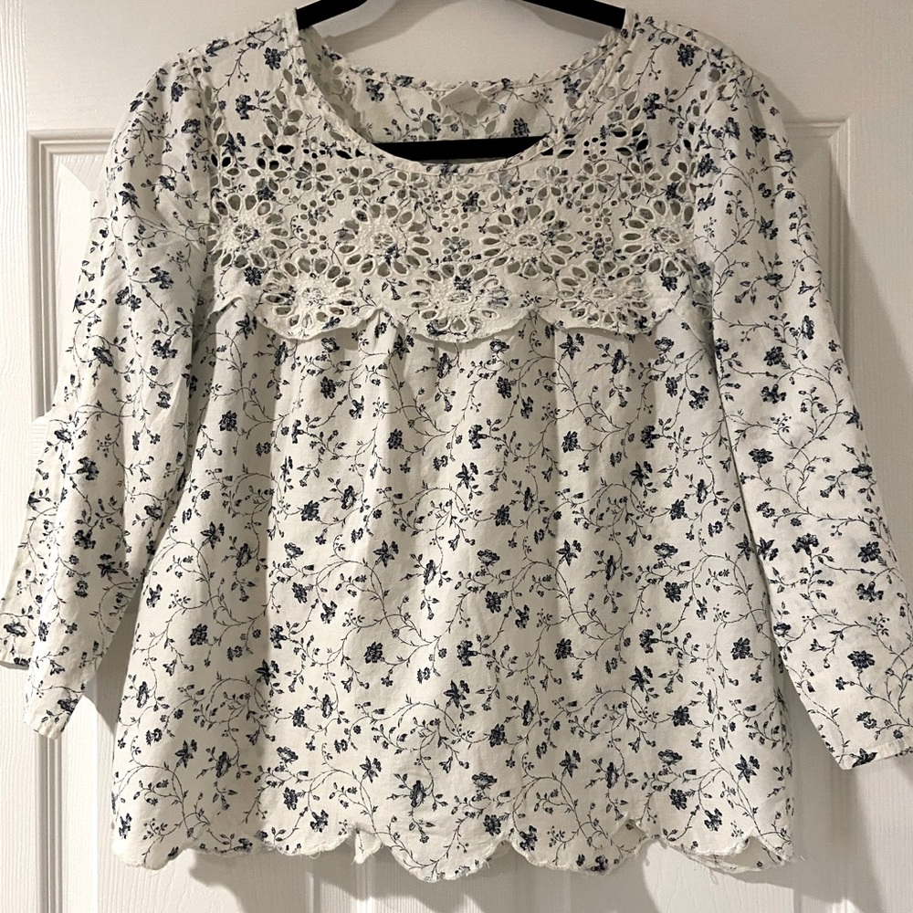Gap White/Blue Floral Print Top with Embroidery-3/4 Sleeves Size Medium